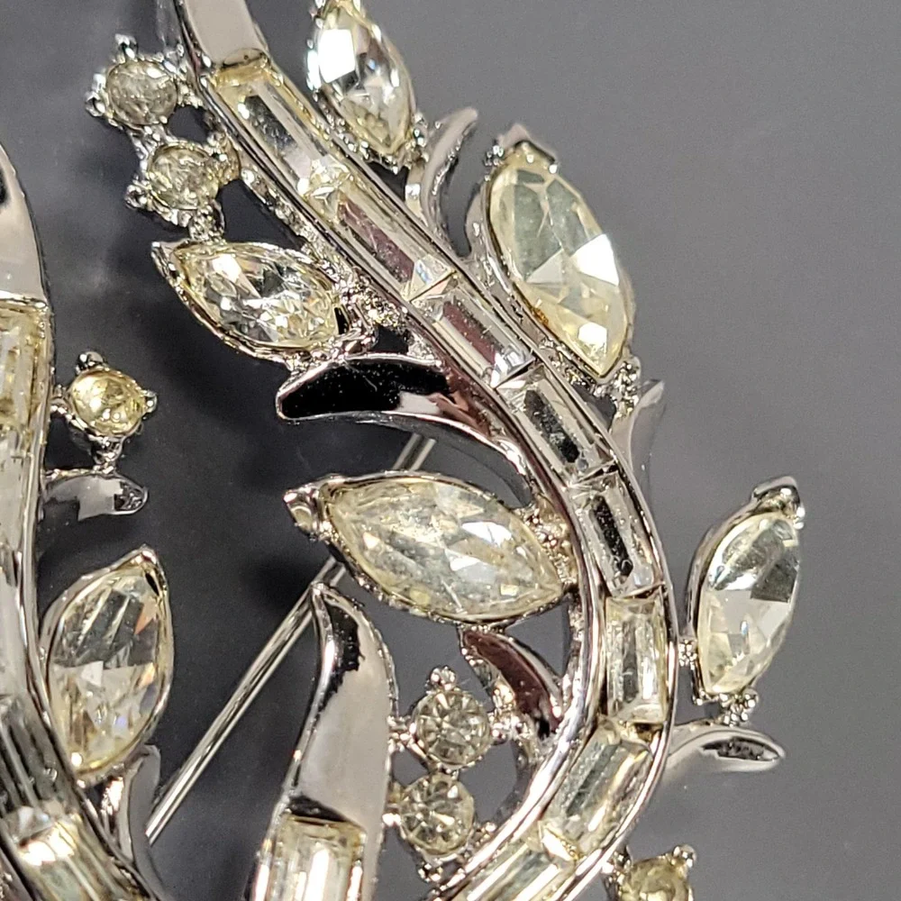 Trifari‎ Rhinestone Brooch Silver Clear Leaf Spray Baguette Marquise Jewelry